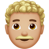 mężczyzna: karnacja średnio jasna i kręcone włosy