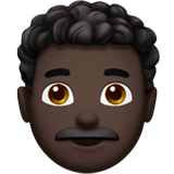 mężczyzna: karnacja ciemna i kręcone włosy