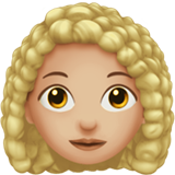 kobieta: karnacja średnio jasna i kręcone włosy