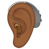 ucho z aparatem słuchowym: karnacja średnio ciemna