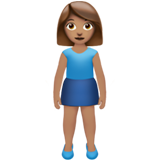 stojąca kobieta: karnacja średnia