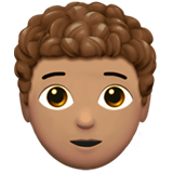 dorosły: karnacja średnia i kręcone włosy