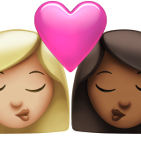 pocałunek: kobieta, kobieta, karnacja średnio jasna i karnacja średnio ciemna