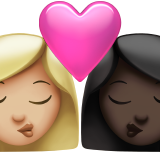 pocałunek: kobieta, kobieta, karnacja średnio jasna i karnacja ciemna