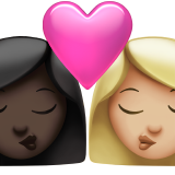pocałunek: kobieta, kobieta, karnacja ciemna i karnacja średnio jasna