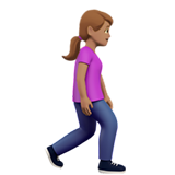 idąca kobieta: karnacja średnia i zwrócony w prawo