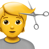 osoba podczas strzyżenia