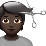 osoba podczas strzyżenia: karnacja ciemna