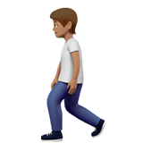 idąca osoba: karnacja średnia