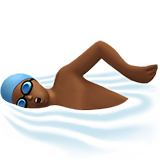 pływający mężczyzna: karnacja średnio ciemna