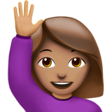 kobieta podnosząca rękę: karnacja średnia