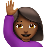 kobieta podnosząca rękę: karnacja średnio ciemna