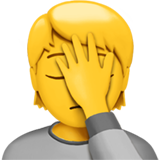 Mężczyzna przykładający dłoń do czoła