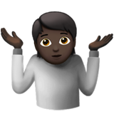 osoba wzruszająca ramionami: karnacja ciemna