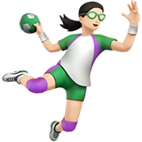 kobieta grająca w piłkę ręczną: karnacja jasna