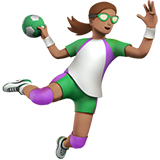 kobieta grająca w piłkę ręczną: karnacja średnia